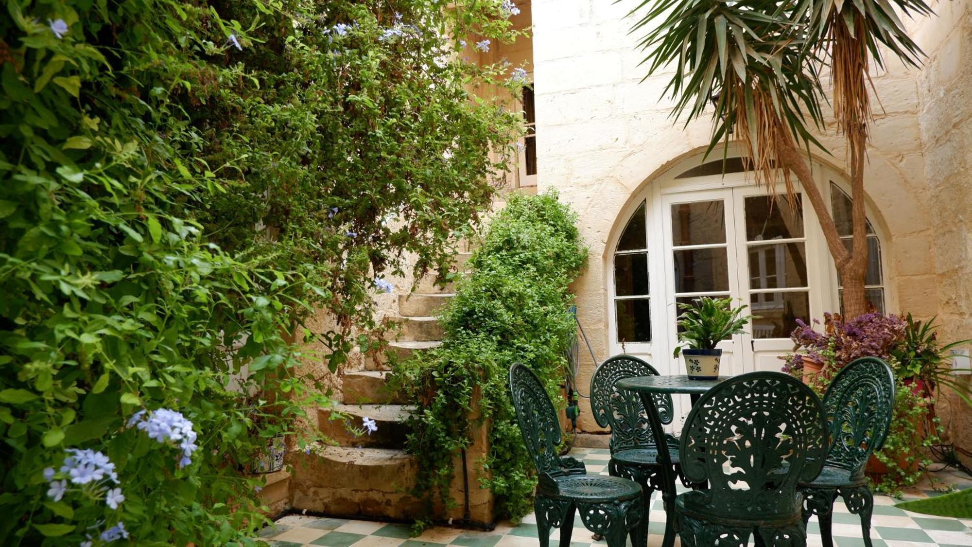 Village Knights Accommodation Żebbuġ Buitenkant foto