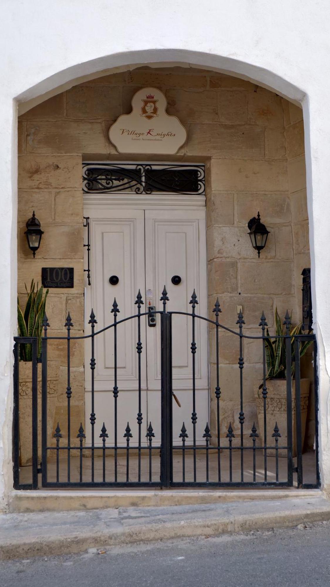 Village Knights Accommodation Żebbuġ Buitenkant foto