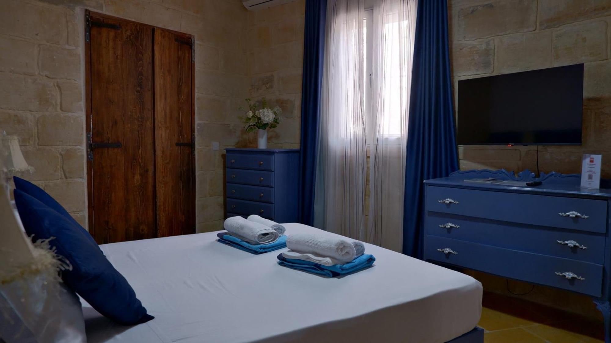 Village Knights Accommodation Żebbuġ Buitenkant foto
