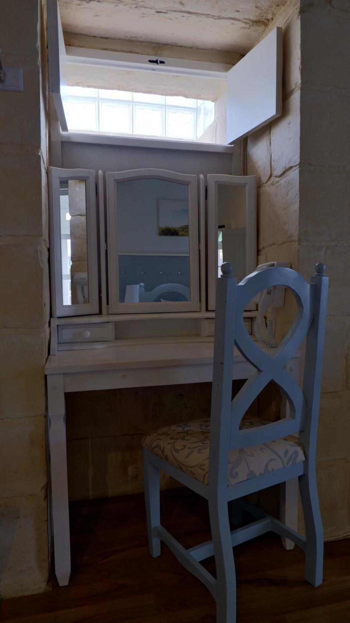 Village Knights Accommodation Żebbuġ Buitenkant foto