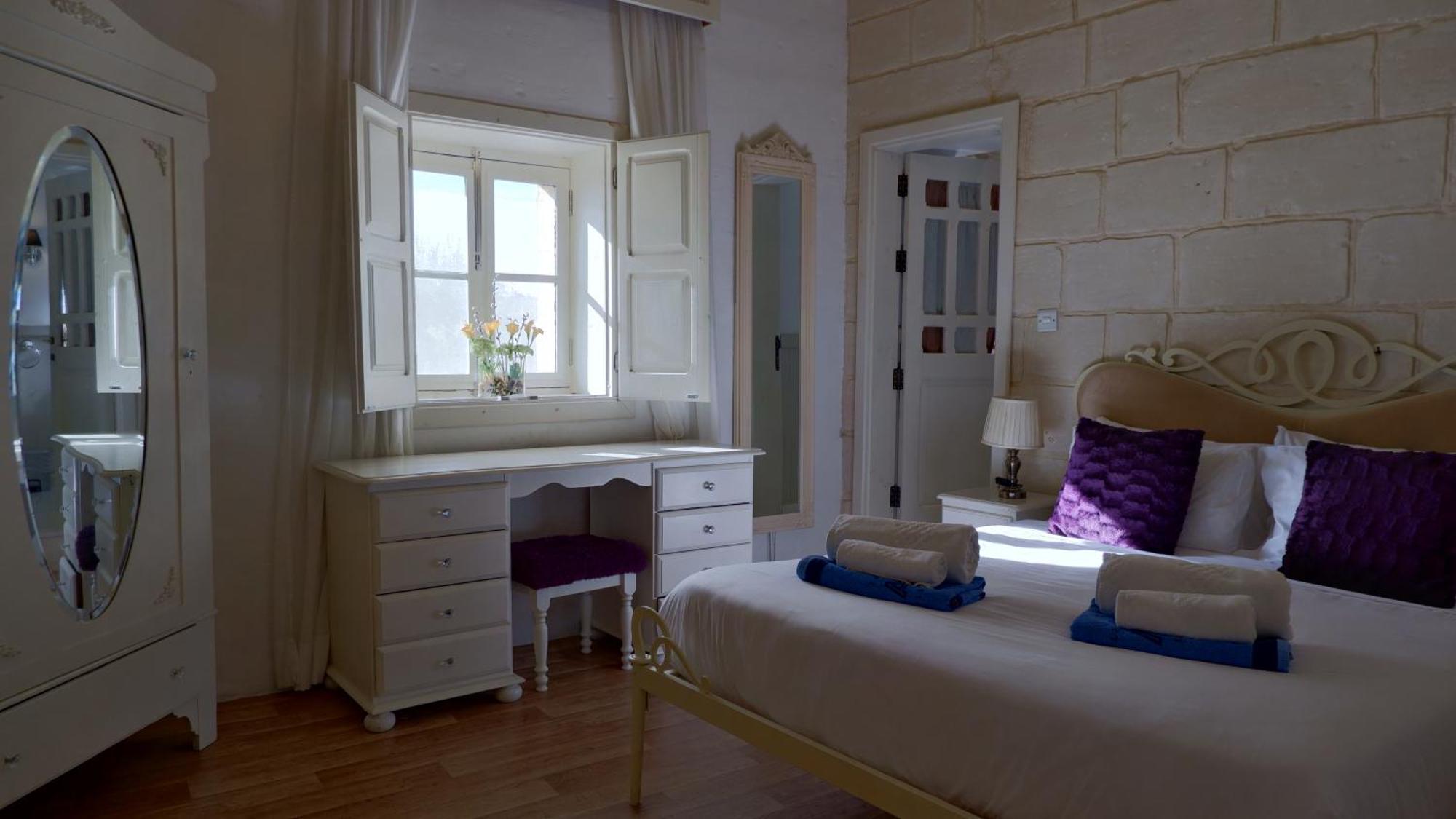 Village Knights Accommodation Żebbuġ Buitenkant foto
