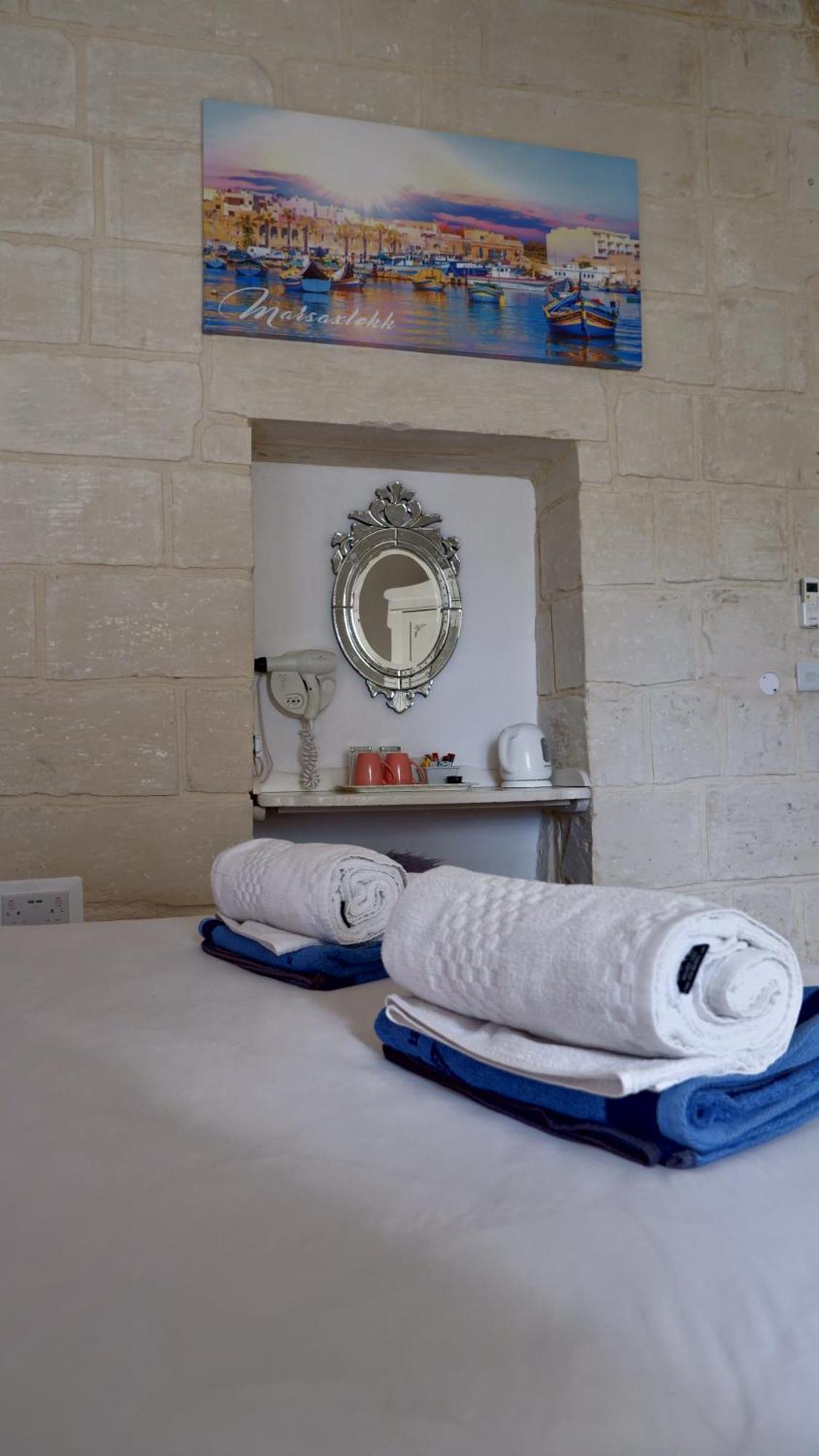 Village Knights Accommodation Żebbuġ Buitenkant foto