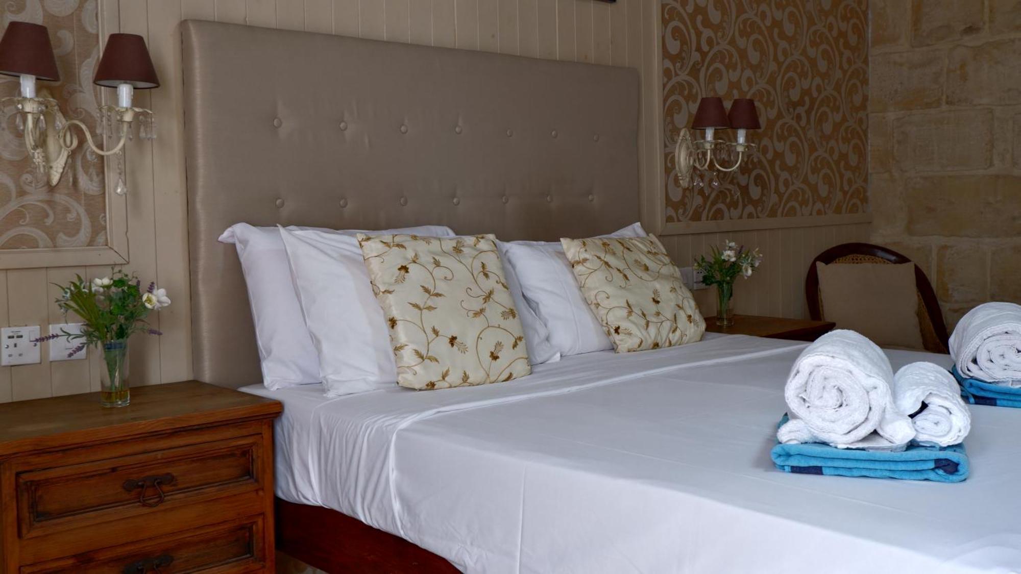 Village Knights Accommodation Żebbuġ Buitenkant foto
